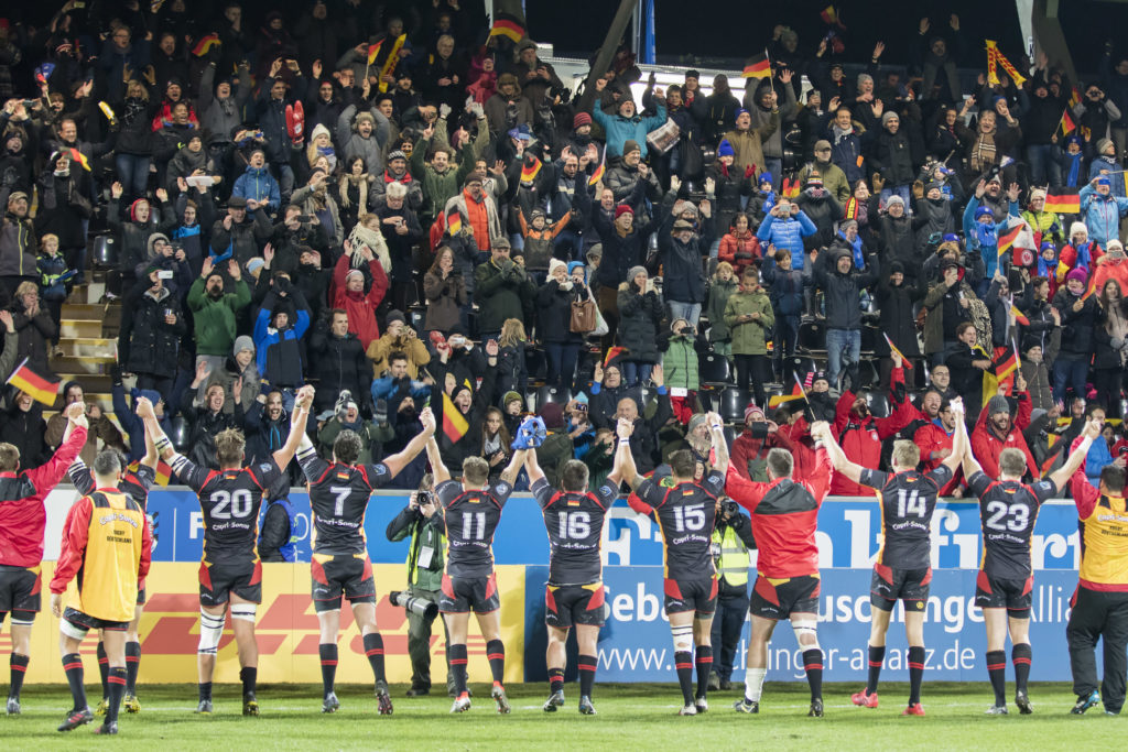 Rugby-Weltranglistenspiel zwischen Deutschland und Uruguay am 12. November 2016 in Frankfurt am Main. Das deutsche Team feiert mit dem Publikum. Foto: Jürgen Kessler