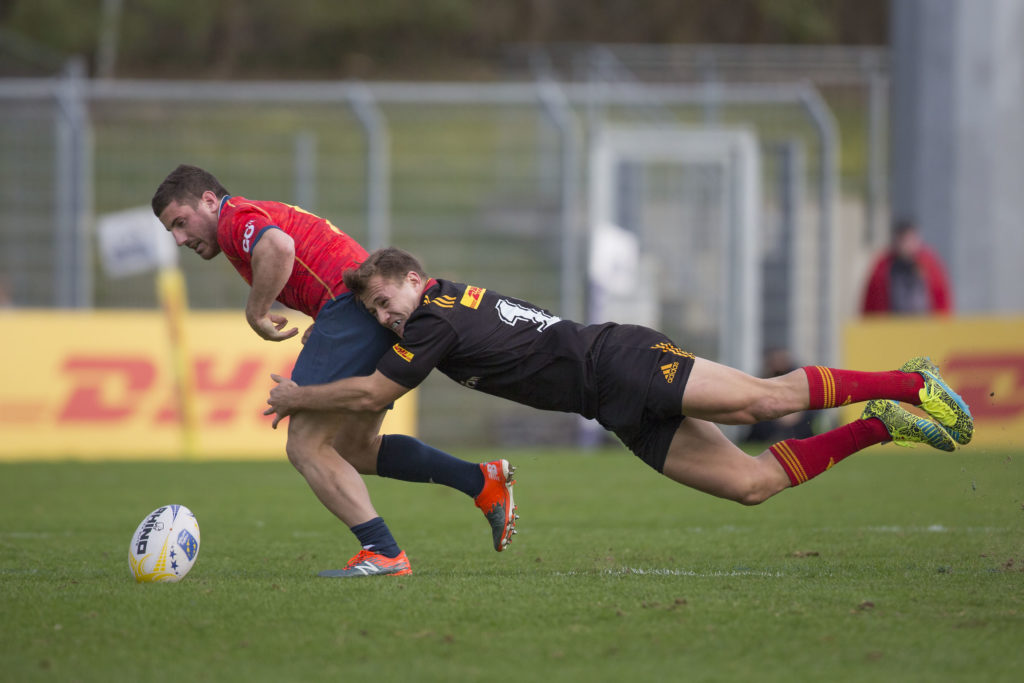 Viertes Spiel der Rugby Europe Championship: Deutschland-Spanien in Köln am 11.03.2017 Marcel Coetzee (Deutschland, 13) tackelt Guillaume Rouet (Spanien, 9). Fotograf: Jürgen Kessler