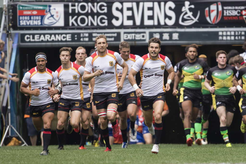 Rugby Sevens Turnier in Hongkong vom 7. bis 9. April 2017; Qualifikationsturnier der Maenner Das deutsche Team angefuehrt von Steffen Liebig und Fabian Heimpel laeuft ein. Rechts die Spieler aus Jamaica.