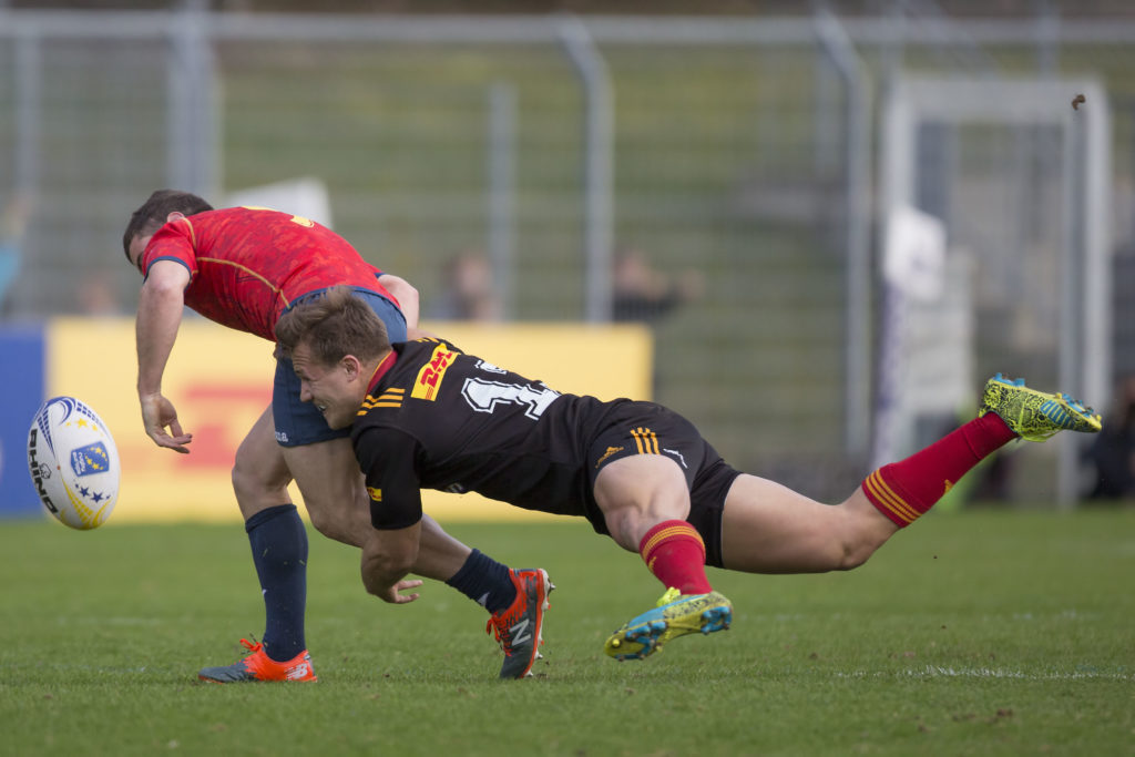 Viertes Spiel der Rugby Europe Championship: Deutschland-Spanien in Köln am 11.03.2017 Marcel Coetzee (Deutschland, 13) tackelt Guillaume Rouet (Spanien, 9), der daraufhin den Ball verliert. Fotograf: Jürgen Kessler